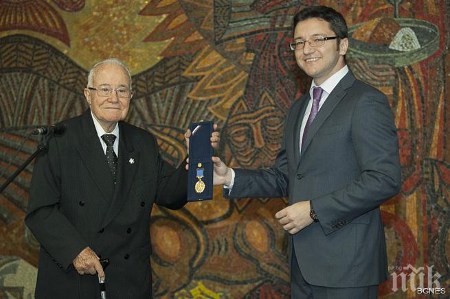 Удостояват Александър Янков с Доктор хонорис кауза на СУ