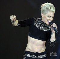 Пинк с отличие за текстописец 