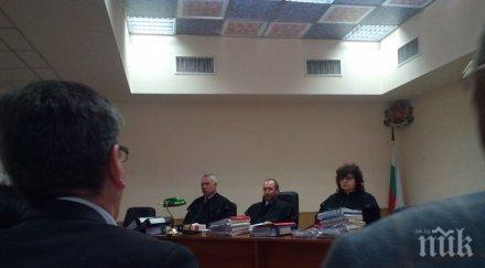 обвиняемите радикален ислям остават ареста