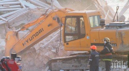 оцелял работник скъсани дрехи помага разчистването отломките