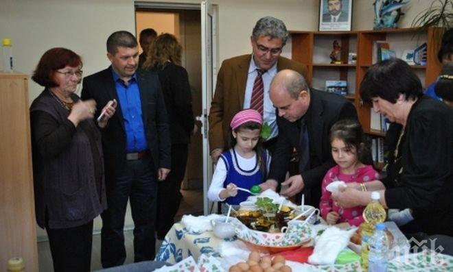 Бивш и настоящ кмет на Русе боядисваха великденски яйца в офиса на ДПС