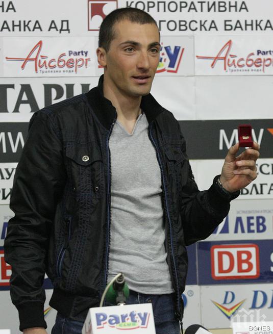 Владимир Илиев с наградата Сребърен сокол за мъжество, воля и спортно майсторство