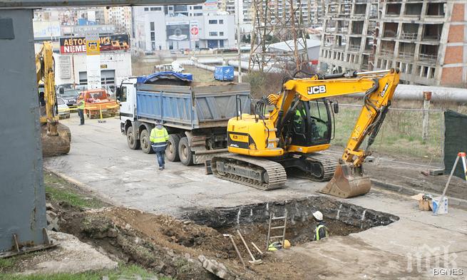 Колектор за отпадъчни води предизвикал дупката на пътя за летището