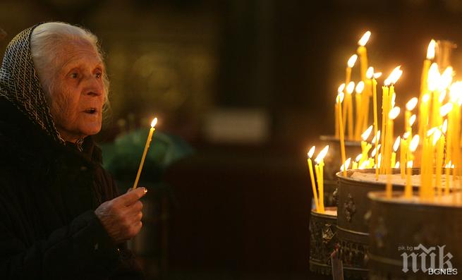 Десетки миряни се стекоха в храм Света Неделя на Велики четвъртък