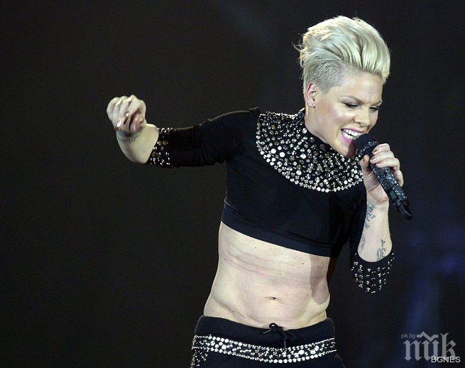 Пинк с отличие за текстописец 