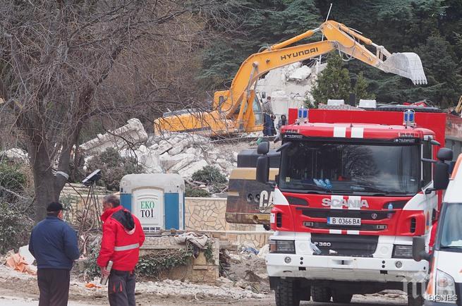 Цяла нощ спасители ще търсят оцелели под рухналия хотел Вероника
