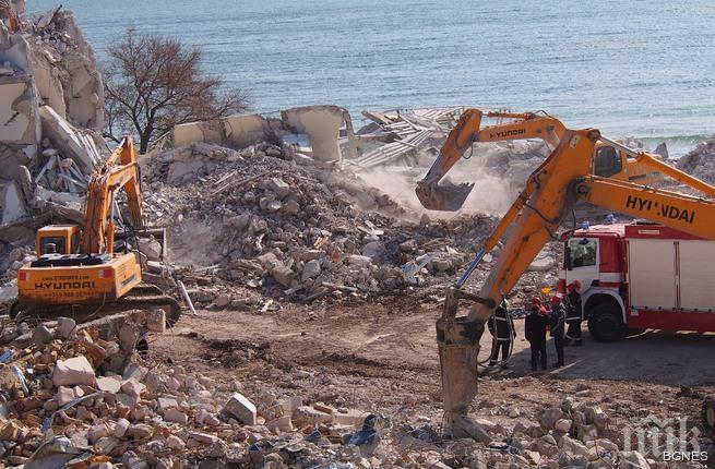 Още издирват затрупаните, тепърва ще разчистват 9-те плочи на хотела