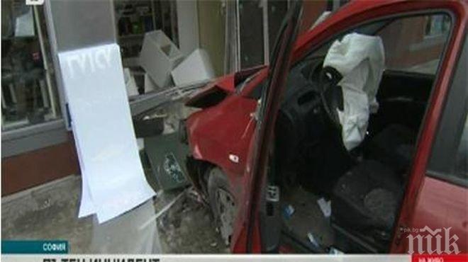 Шок в столицата! Кола се заби в магазин на бул. Гоце Делчев