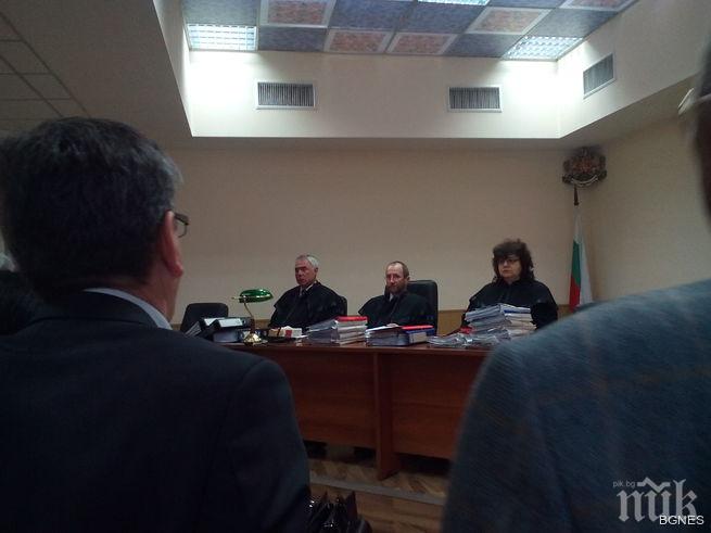 Обвиняемите за радикален ислям остават в ареста