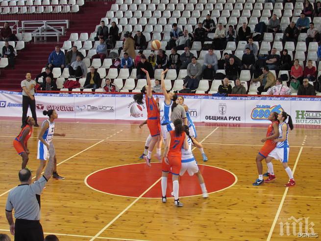 Абонаментните карти с предимство за места в зала Дунав за плейофите