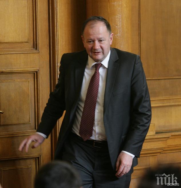 Миков: Кабинетът да спре безумния експеримент с живота на българите