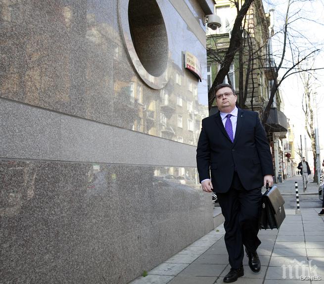 Цацаров: Уточнява се броят на пострадалите при срутването на хотела