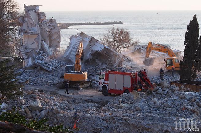 Техническият ръководител разпоредил да се къртят бетонните конструкции на хотела