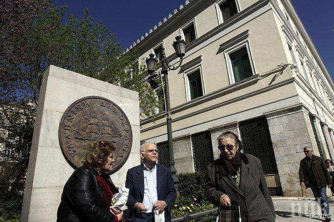 Гърците плащат на вноски здравните и пенсионните си задължения