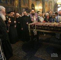 Стотици целунаха Плащаницата и минаха под масата на Разпети петък