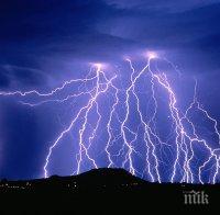 Мълния е ударила пътнически самолет, пилотите спасили всички 7 секунди преди машината да се разбие
