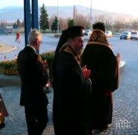 Благодатният огън кацна в България! Свещеници вземат частица от него за епархиите си!