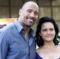 Фенове гонят Скалата с автомобил