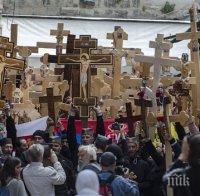 Тръгна процесията към Божи гроб	