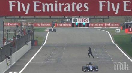 шоу китаец притича финалната права пистата формула поиска кара болид ферари видео