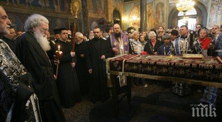 стотици целунаха плащаницата минаха масата разпети петък