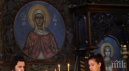 вярващи оплакаха тялото спасителя столичния храм света неделя