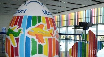 гигантско яйце посреща пътниците летище варна