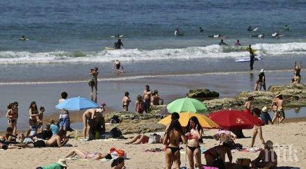 испански бранд пуска бански пищни момичета жени