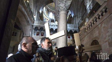 хиляди поклонници йерусалим очакват благодатния огън