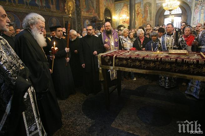 Стотици целунаха Плащаницата и минаха под масата на Разпети петък