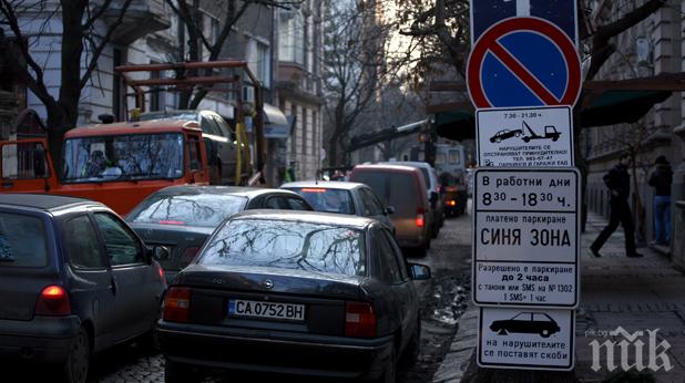 Узаконяват паркирането върху детски площадки и градини