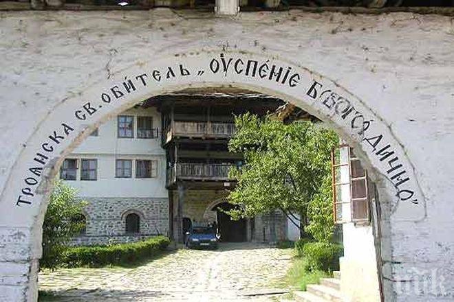 Позлатен кръст слагат пред Троянския манастир за 1150-годишнината от покръстването