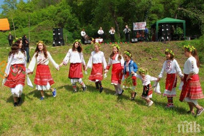 Най-дългото великденско хоро ще се извие във Варна