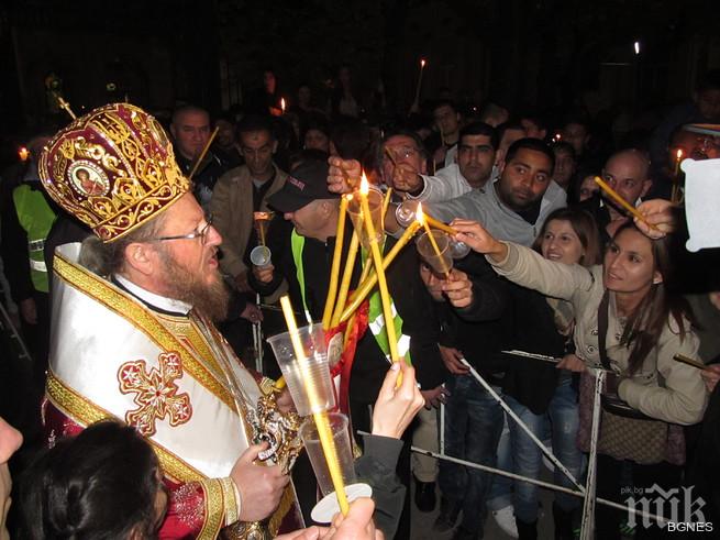 Стотици русенци посрещнаха заедно Възкресение Христово