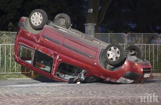 Пореден инцидент на пътя! Кола се преобърна край Железница
