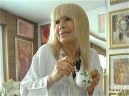 Лили Иванова държи наградите в сандък, били нищо