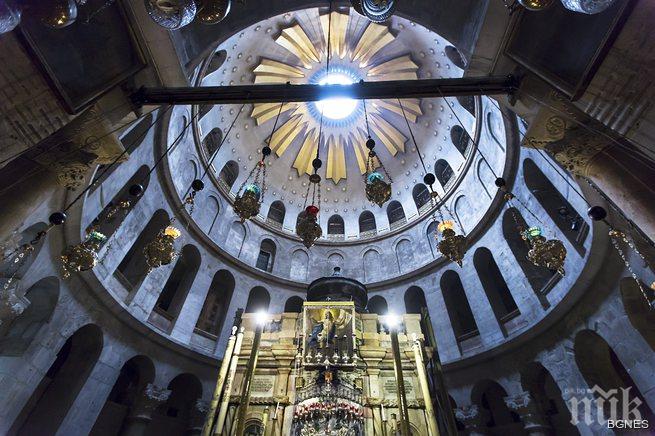 Благодатният огън слезе в Йерусалим - и тази година християните го измолиха