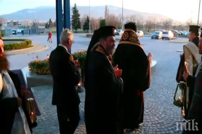 Благодатният огън кацна в България! Свещеници вземат частица от него за епархиите си!