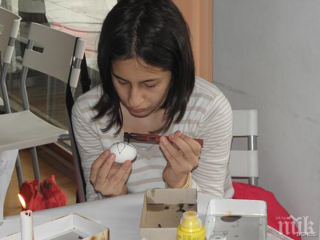 Как да обагрим яйцата с восък