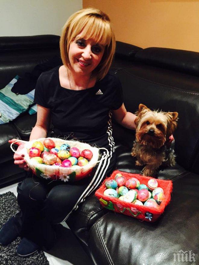 Мая Манолова си показа яйцата (снимка)