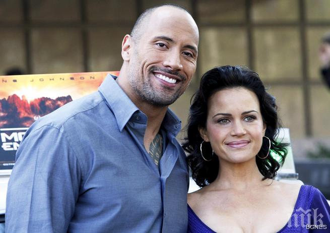 Фенове гонят Скалата с автомобил