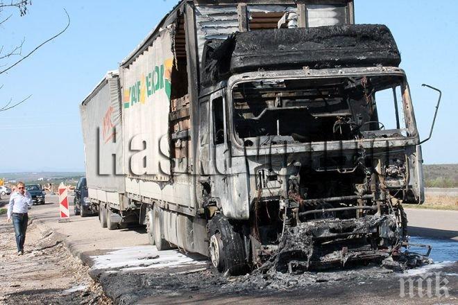 Ад на пътя! Камион се запали край село Крепост, пиян шофьор се натресе в кола с малко дете (снимки)