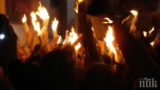 Ето как очакват Благодатния огън в Румъния