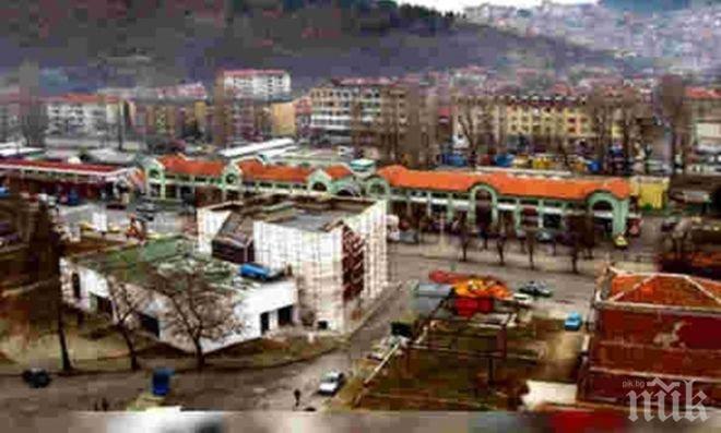 Подмениха светлините на Общинския пазар  в Сливен