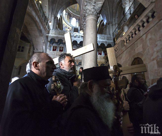 Хиляди поклонници в Йерусалим очакват благодатния огън