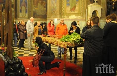 Огромни опашки се извиха пред храмовете в Пловдив