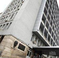 Нервен дядо обижда лекари в 