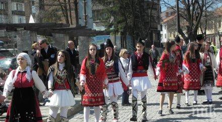 пъстро хоро десетки народни носии изви разлог