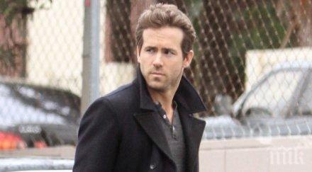 райън рейнолдс катастрофира папарак блъсна избяга