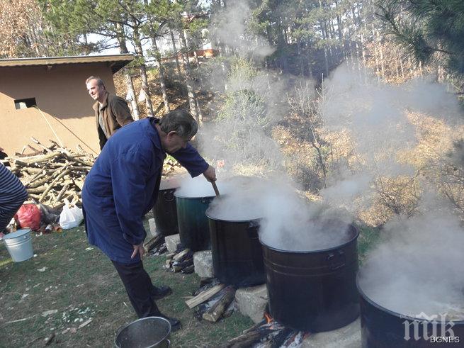 Великденски курбан за 1000 души готвят в Благоевград